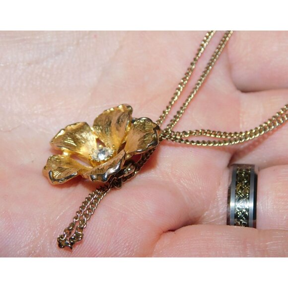 Elegant Fairycore Gold Tone Flower Pendant Necklace - Picture 4 of 4